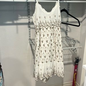 Beautiful summer dress with flower designs. Super cute and can be casual or fanc